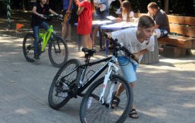 "Шалені перегони". Як в Лісопарку діти змагались на велосипедах і самокатах