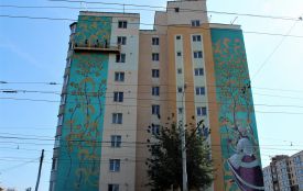 Мурали повертаються. На Слов’янці розмалювали стіни 11-поверхового будинку