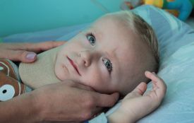 На дворічну дитину впала гілляка. Лікарі поставили помилковий діагноз та відпустили