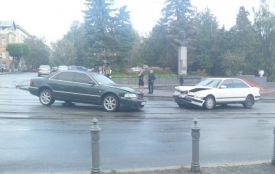 Перед Центральним мостом зіткнулися дві Audi. Постраждали тільки авто