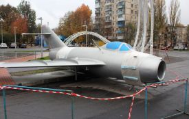 ФОТО ДНЯ: Відреставрований літак «Міг-15» повернули на Космонавтів