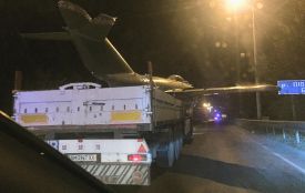 Уночі на площу Могилка повернули літак «Міг-15» після ремонту