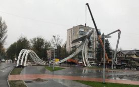 На площі Могилка з самого ранку встановлюють після ремонту літак «Міг-15»