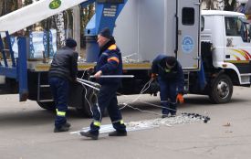Свято наближається: парк Горького прикрашають новорічною ілюмінацією