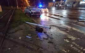 На Пирогова Volkswagen протаранив ВАЗ і зніс світлофор