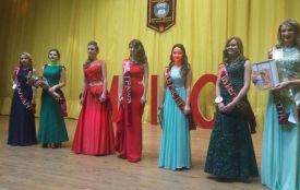 Переможниця конкурсу краси у педуніверситеті дефілювала в костюмі з пластикових пляшок і корків