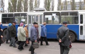 Вінничанці Дар’ї заважають пенсіонери в тролейбусі. Що пропонує зробити?