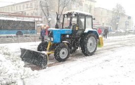 Міні-трактори та машини універсал вже на дорогах. Як Вінницю чистять від снігу