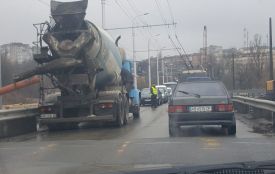 На Київському мосту - “тягнучка”. Чому перекрили одну зі смуг руху?
