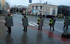 Військові з кийками, автозаки і палаючі шини: що зранку відбувалось на Соборній?
