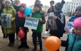 Під мерією зібрався міні-мітинг дітей.  Що вимагають?