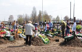 Без протестів і натовпу: перші проводи на новому цвинтарі у Сабарові