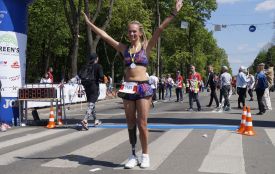 Дівчина «кіборг» пробігла вінницький напівмарафон на одній нозі