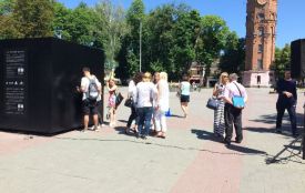 Що приховує загадковий чорний куб у центрі міста?
