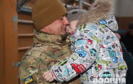 Зворушливі миті: як родини проводили на буремний схід вінницьких поліцейських