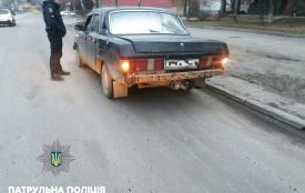 Погоня з сиренами: п’яний водій «Волги» побив дві поліцейських Toyota Prius