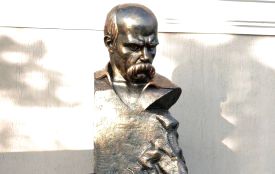 Пам’ятник Кобзареві у… гаражі. У Війтівці зібрали 828 підписів за «визволення» Шевченка з неволі