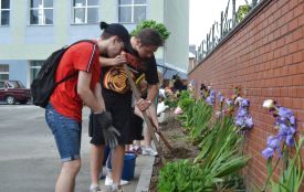 Замість кульок – квіти. Як випускники 17-ї гімназії підтримали екологічний флешмоб