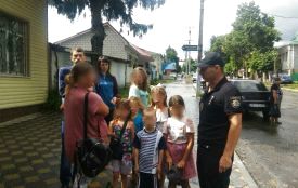 Пили в присутності семи дітей: у Піщанці оштрафували двох п'яних матерів