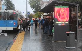 На Театральній поставили електронне табло, на якому буде графік руху транспорту
