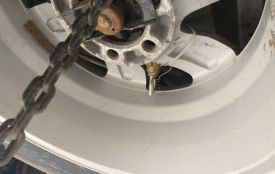 У Вінниці «злочинці не сплять» - в колесі білої Toyota прикріпили гранату