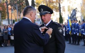 «Саша, там дядько Василь, він згорить!»  Капітан поліції під час пожежі виніс з будинку пенсіонера