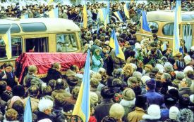 30 років тому перепоховали Стуса. Хрест на його могилі у Києві – з ямпільського пісковика