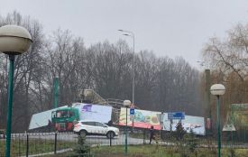 Біля західного автовокзалу фура збила рекламний щит. Рух перекритий до 20 години