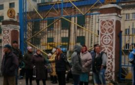 Жінки чергують вдень, чоловіки – вночі. Печерський суд ухвалив забрати цукор з Кирнасівки