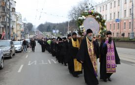 Хресна хода з кількома тисячами вірян пройшла центром Вінниці