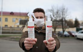«У нас кожного дня все розгрібають»: де і за скільки у Вінниці продають антисептики