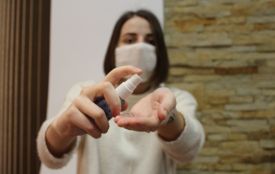Коли в аптеках порожньо. Як зробити антисептик та захисну маску вдома