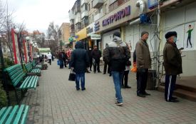 Черги на вулиці, порожній транспорт та дефіцитна сіль. Як переживають карантин на Київській