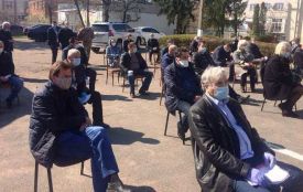 Сесія під вишнями.  Історичні фото з Теплика, де за посаду голови райради платять двом людям