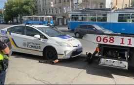 Я — не я і машина не моя... Як патрульне авто через «лису» резину забирав евакуатор