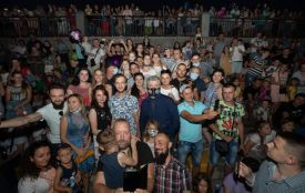 На відкритті фонтану Roshen люди «забили» на маски. Чи потрібно свято в карантин?