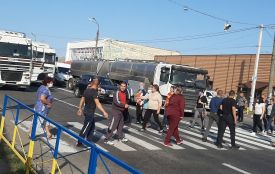 «Перекриємо дорогу Зеленському!..» У Махнівці знову зупинили рух на міжнародній трасі