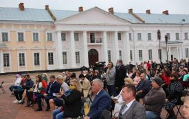 З дистанцією, але без масок: у Палаці Потоцьких відкрили проєкт «Art PALACE»