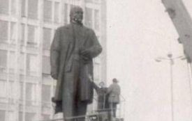 Фото поваленого пам’ятника Леніну у Вінниці показували в Аргентині. Згадаймо, як це було