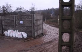 Територія розбрату: на П’ятничанах бетонним парканом перегородили дорогу