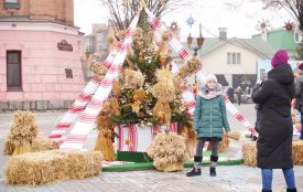 «Зимова феєрія»: у Вінниці на Європейській площі встановили дідух