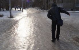 Розсік обличчя та зламав руку. Як через ожеледицю у Вінниці травмувалися люди