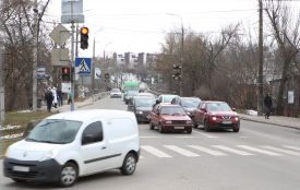 Рух по колу замість світлофорів. Як змінять перехрестя перед Староміським мостом