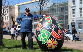 В людський зріст: погляньте, які велетенські писанки встановили у центрі Вінниці