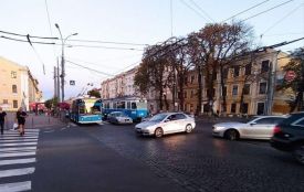 Через пасажирку без маски вранці 40 хвилин стояли трамваї
