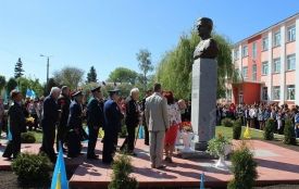 У 20 літ став Героєм колишнього Союзу. Відро вишень за розповідь про сина