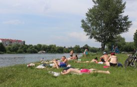 «Моря немає, то хоч в річці покупаємось». Як вінничани відпочивають на міських пляжах