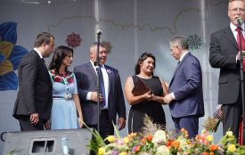 «Дуже дорогою ціною». Вдова героя АТО отримала ключі від двокімнатної квартири
