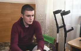 «Кажу йому:  ти ще поїдеш на Паралімпіаду». Хлопець, який залишився без  ніг, вийшов на стадіон