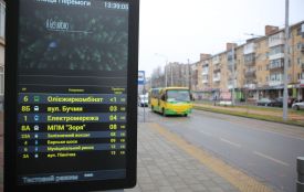 Прибуде через одну хвилину. Чи варто вірити транспортним застосункам та розумним зупинкам